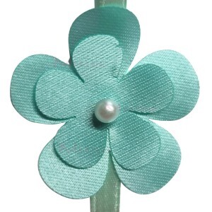 Flor de cetim com pérolas com 1m (20 pétalas)